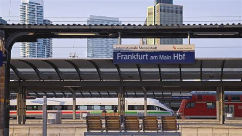 Frankfurt Riskantes Manöver am Bahnhof führt zu Straßenbahn Unfall