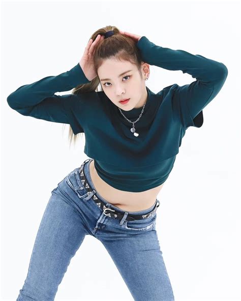 Julia Rapper Confident Girls Girl Poses Itzy Kpop Girls Bias