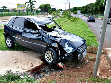 G1 Motorista perde o controle da direção e bate em poste em Campo