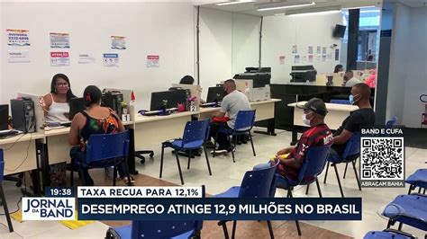 O desemprego recuou para 12 1 mas ainda atinge 12 9 milhões de