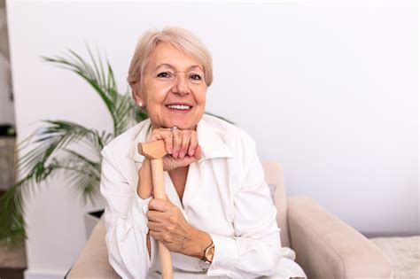 Porträt Der Schönen Seniorin Mit Weißen Haaren Und Gehstock Porträt Der