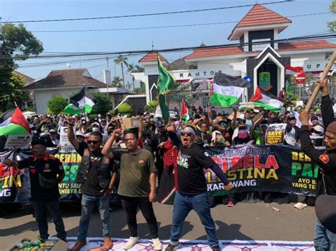 Ribuan Masyarakat Karawang Lakukan Aksi Bela Palestina Desak PBB Turun