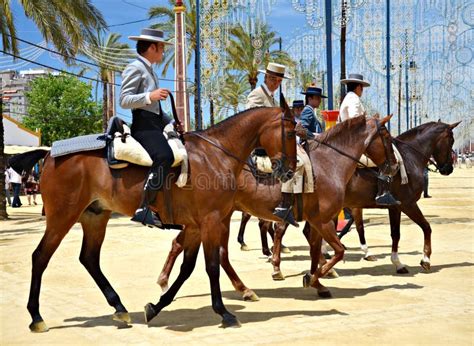 Jinetes A Caballo Durante La Sevilla Justa Andalucía España Foto de