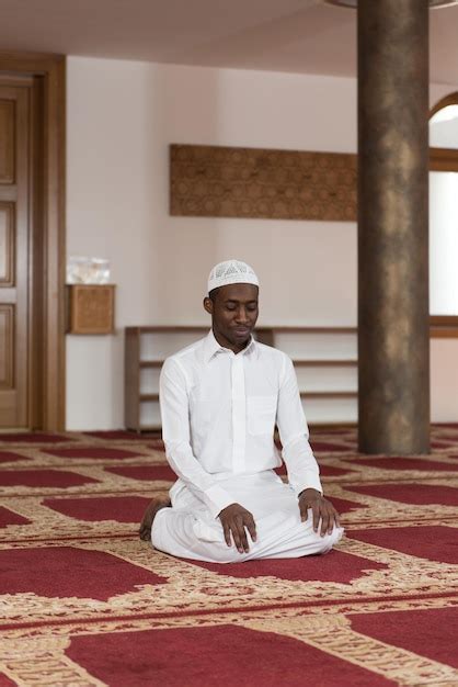 Homem Mu Ulmano Africano Fazendo Ora O Tradicional A Deus Enquanto