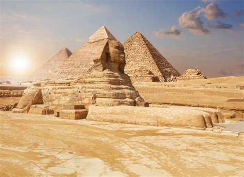 Famous Giza Sphinx E As Pir Mides Ao Fundo Deserto Eg Pcio Imagem De