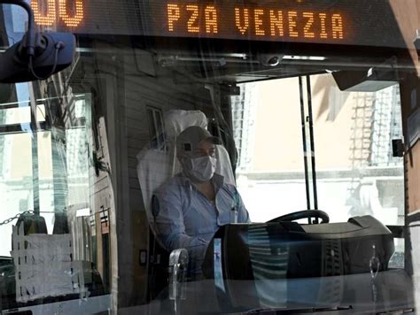 Milano In Sul Bus Autista Li Invita A Scendere Nessuno Ascolta