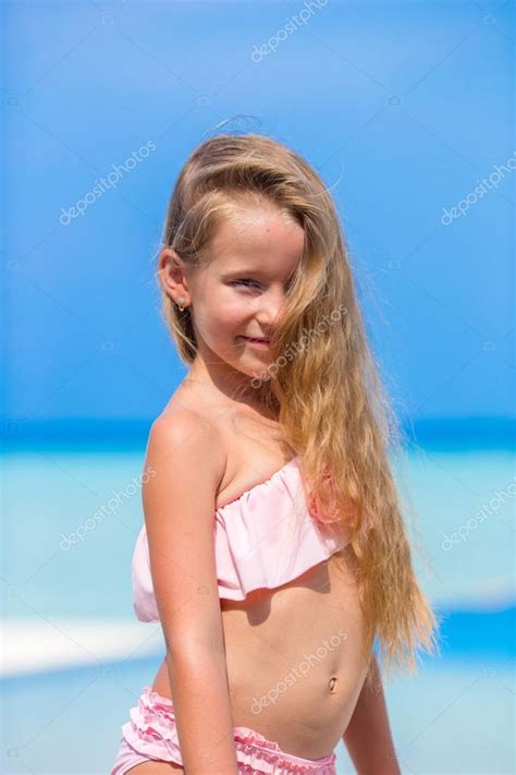 Retrato De Hermosa Niña Al Aire Libre En Vacaciones De Playa Fotografía De Stock © Dtravnikov