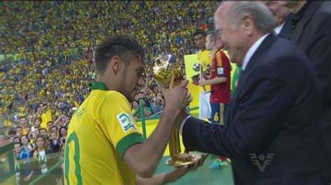 Neymar Olhando A Bola De Ouro - Tribuna Esporte | Neymar ganhou a Bola de Ouro, como melhor jogador da ...