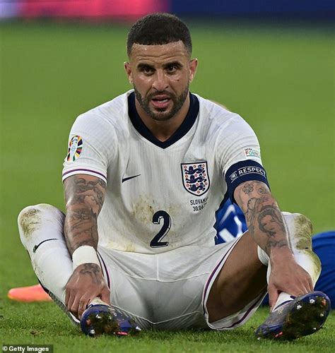 Kyle Walker Recibe Su Segunda Marca De De La Eurocopa En Las