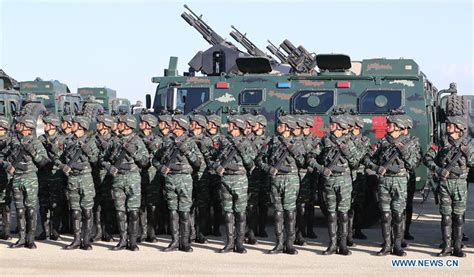 Tropas dispostas ao desfile militar para 90º aniversário do exército ...