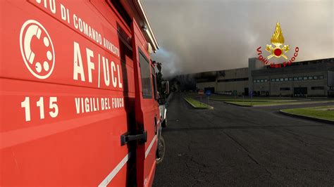 Roma Incendio Viale Palmiro Togliatti Fiamme In Una Discarica