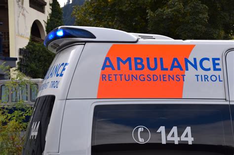 Pkw Kracht In Geparktes Auto Vier Verletzte Personen Bei Unfall In