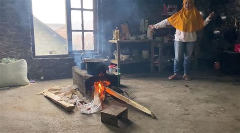 Potret Dapur Beralaskan Semen Milik Novi Listiana Pedangdut Jadi