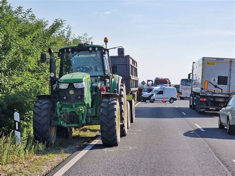 Szabálytalanul előző kamion miatt sodródott traktor pótkocsijának egy