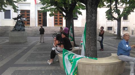 Cosenza Protestano I Lavoratori Addetti Alle Pulizie Di Uffici