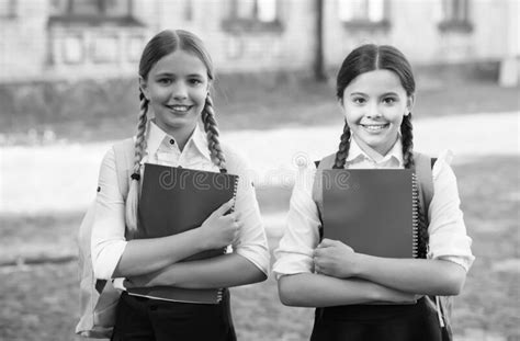 Tudiants Adolescents Dans L Uniforme Scolaire L Gant Photo Stock