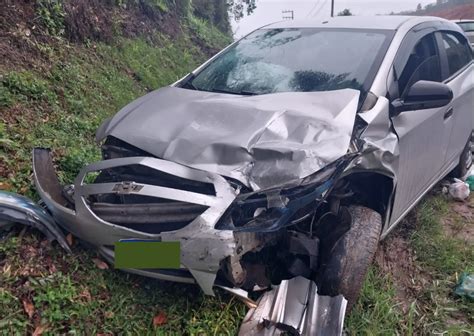 Carros ficam a frente destruída após colisão em Brusque