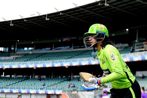 Smriti Mandhana comes out to bat | ESPNcricinfo.com