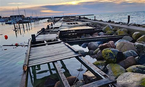 Cirka 28 både ligger under vandet i Rødvig Havn efter stormfloden nu