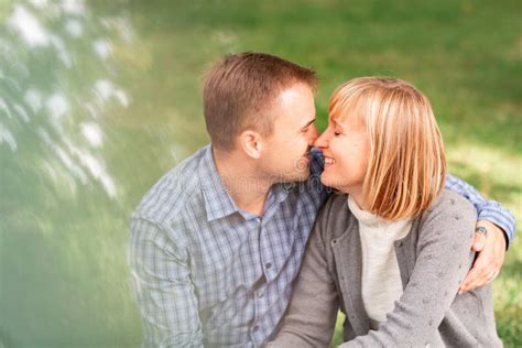 Joyeux Jeune Couple Qui Sembrasse Et Rit Ensemble Dans Le Parc Image