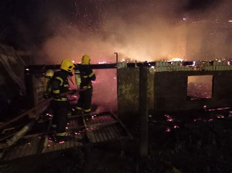 Residência é totalmente destruída pelo fogo em Caibi Notícias Chapecó Org