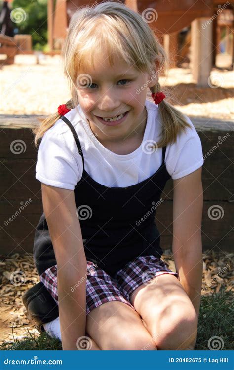 Petite Fille Blonde Jouant Dans Une Cour De Jeu Image Stock Image Du Blanc Sourire 20482675