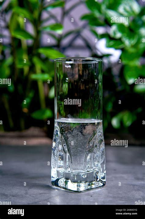 Mineralwasser auf dem tisch Fotos und Bildmaterial in hoher Auflösung