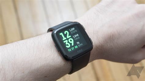 Test Fitbit Versa La Montre Intelligente Moins Ch Re De Fitbit Est