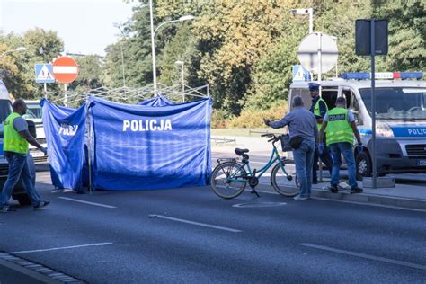 Śmiertelny wypadek na Popowickiej Nie żyje 57 letnia rowerzystka