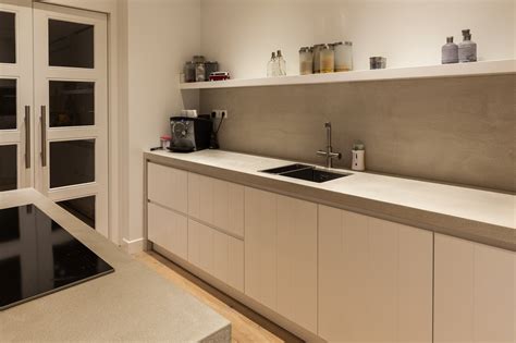 moderne-keuken-met-betonlook-keukenblad-grezzo-rough-concrete-4 - Grezzo