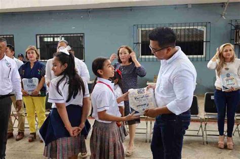 Estudiantes continúan recibiendo paquetes de útiles de la estrategia