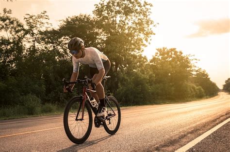 Joven Ciclista Montando Una Bicicleta En Una Carretera Abierta Al