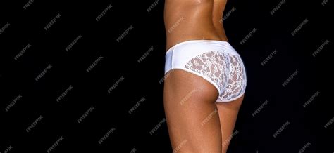 Une Belle Femme Pose En Sous-vêtements Sexuels Un Beau Modèle Modèle ...
