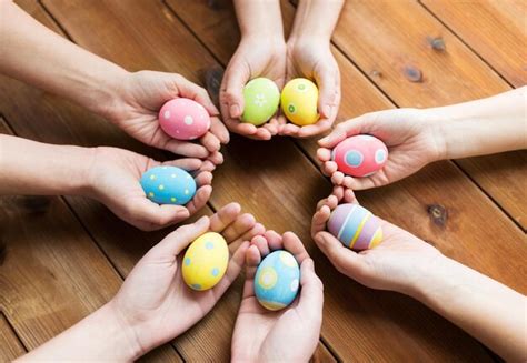 Pascua días de fiesta tradición y concepto de la gente cerca de las