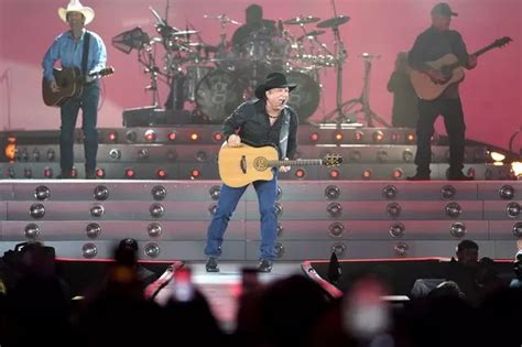 Garth Brooks Breaks Down In Tears During First Croke Park Gig Dublin Live