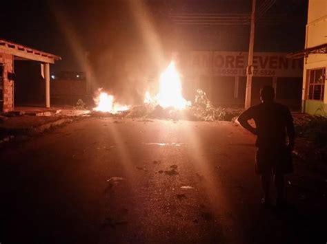 Sem luz há 30h moradores ateiam fogo em entulhos e interditam ruas em