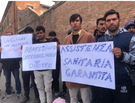 Francesca Totolo On Twitter Siena Manifestazione Di Pakistani