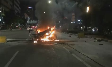 Tabrak Pembatas Jalan Mobil Ini Hangus Terbakar Video Dailymotion