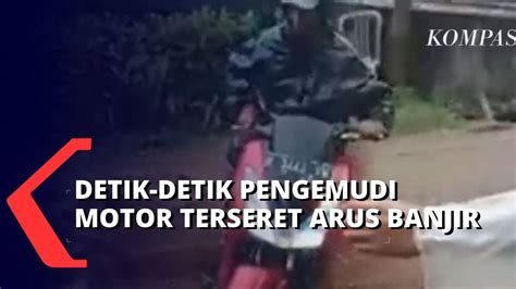 Akibat Nekat Melawan Arus Banjir Pengendara Motor Jatuh Dan Terseret