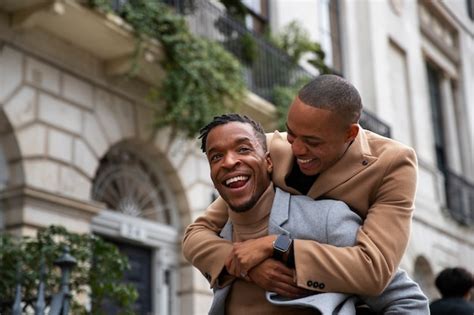 Casal gay cavalgando enquanto estava feliz em um encontro Foto Grátis