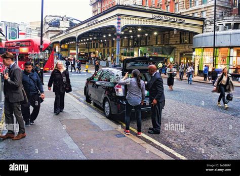 London Victoria Station Stock Photo - Alamy