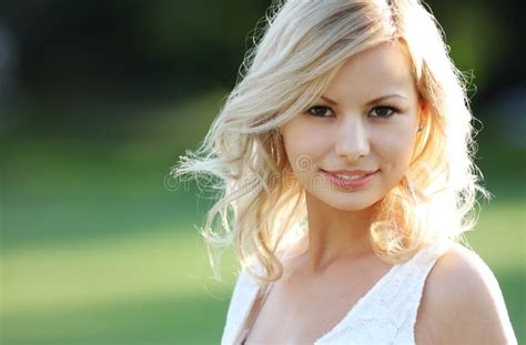 Belle Femme Blonde Sexy Avec Les Yeux Verts Image Stock Image Of