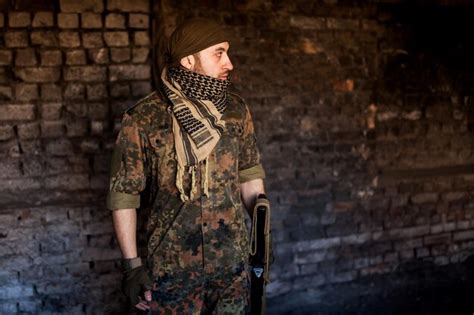 Le Soldat Arabe Avec Le Fusil D Assaut AK 47 Kalachnikov Photo Premium