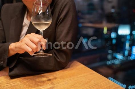 ワインを飲む男性 No 25017648｜写真素材なら「写真ac」無料（フリー）ダウンロードok