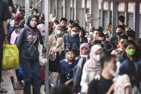 ARUS BALIK STASIUN PASAR SENEN MULAI RAMAI ANTARA Foto