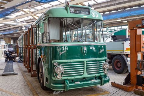 Milano Trasporti Il Vecchio Filobus Della Restaurato Urbanfile