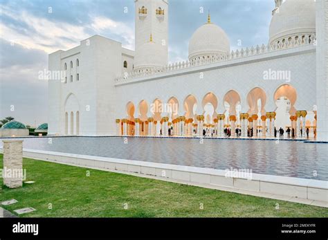 Sheikh Zayed Grand Mosque Abu Dhabi Stock Photo Alamy