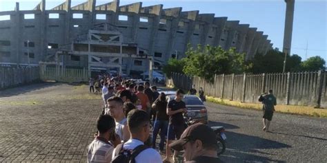 Torcedores Fazem Fila Para Comprar Ingressos De Altos X Flamengo Pela