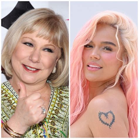 Karol G causa revuelo con un bikini vintage que usó la vedette Rossy Mendoza en los años setenta