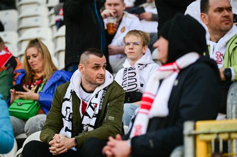 Doping kibiców na Stadionie Króla podczas meczu beniaminków w którym